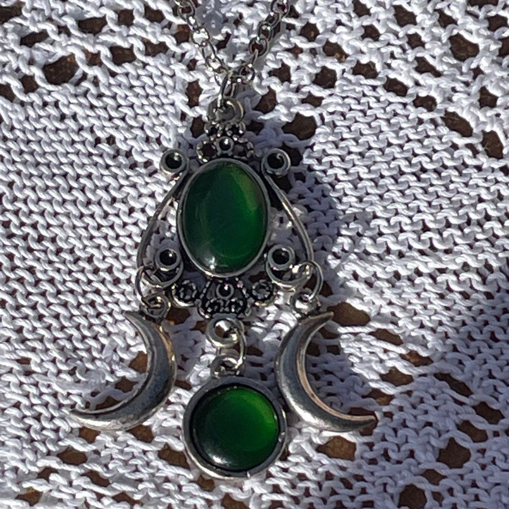 Elegant Green Stone and Silver Moon Pendant Necklace witchy vintage vtg gift